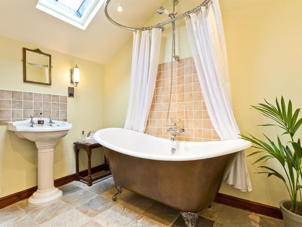 Waterwheel Guesthouse Ambleside Bagian luar foto